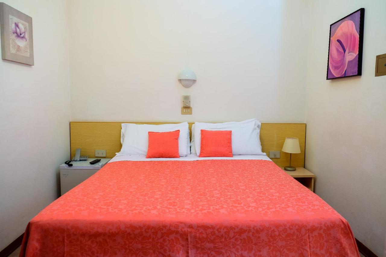 Hotel Desiree ลินญาโน ซับเบียโดโร ภายนอก รูปภาพ