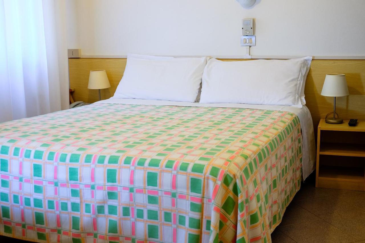 Hotel Desiree ลินญาโน ซับเบียโดโร ภายนอก รูปภาพ